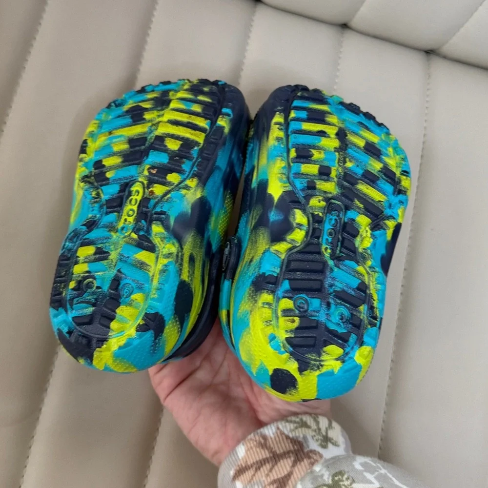 Kids Crocs Tie Dye Fussy Inside Colorful Clogs size 6c